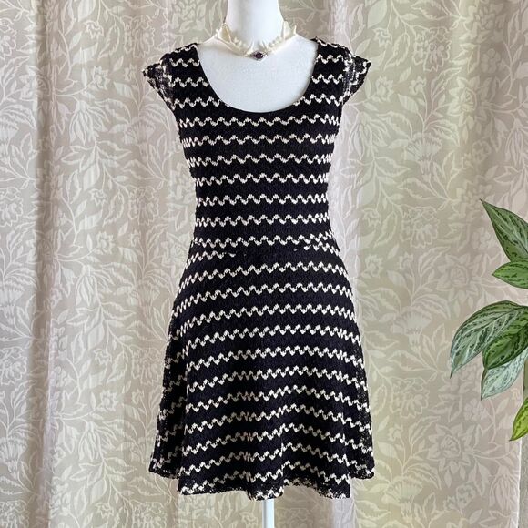 Candie's Y2K Crochet Ivory Black Geometric Pattern Cap Sleeves Mini Dress Size S - Picture 1 of 8